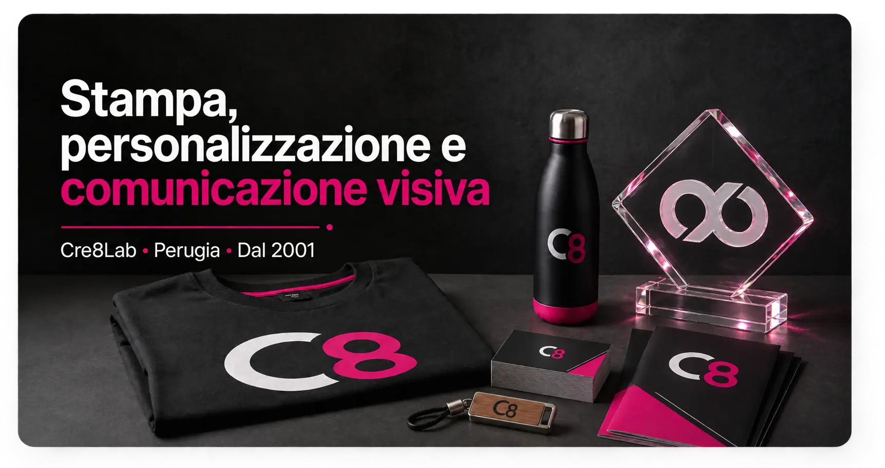 Esempi coordinati Cre8Lab con abbigliamento, borraccia, stampa e trofeo in plexiglass